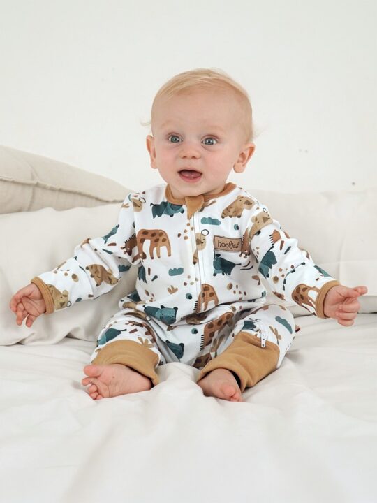 25WGFO Giraffe Friends Kids Winter Onesie Model